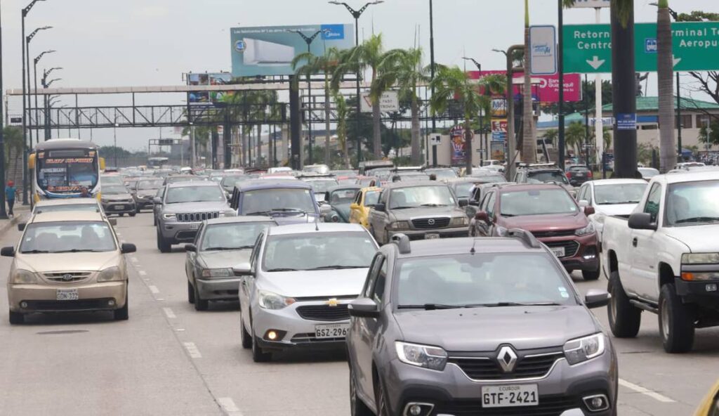 En Guayaquil se restringe la circulación de autos particulares de 20:00 a 05:00 del 16 de abril al 2 de mayo