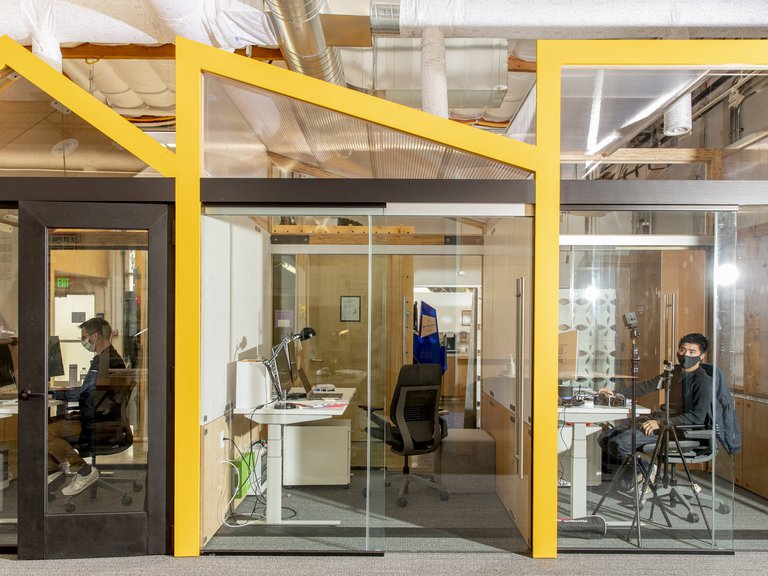 Cómo Google intenta redefinir el lugar de trabajo: robots de privacidad, carpas de reuniones y paredes de globos