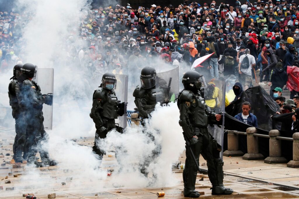 Colombianos se toman las calles para rechazar reforma tributaria