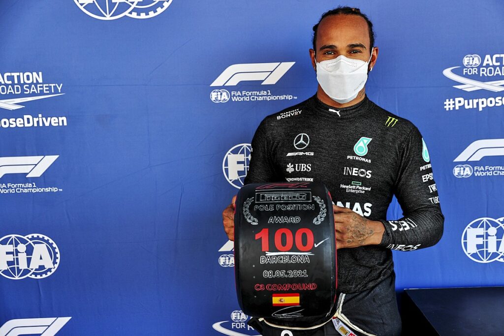 Hamilton festeja su pole número 100 en España