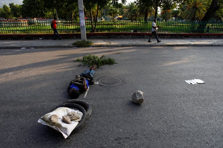 Un cadáver permaneció durante horas frente al Palacio Nacional de Haití