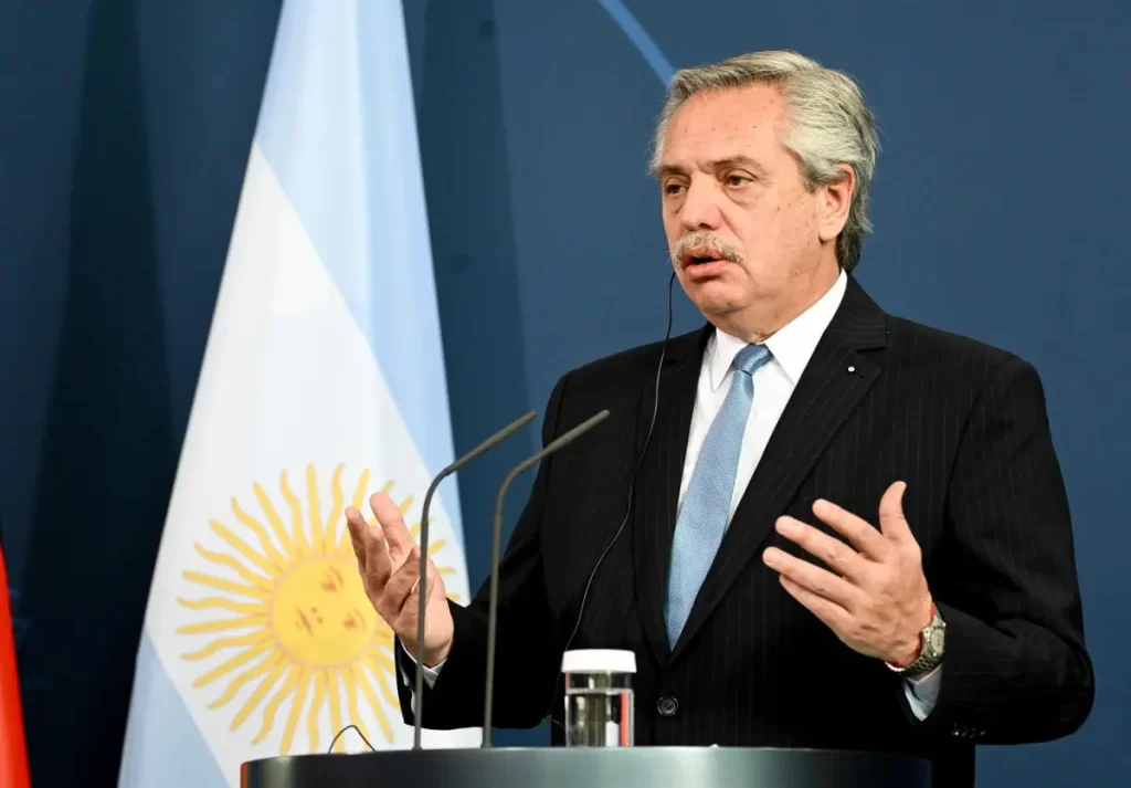 Presidente argentino advierte sobre riesgos para la democracia