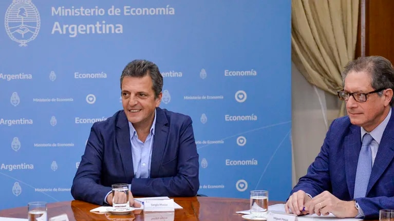 El ministro de Economía, Sergio Massa, y el presidente del Banco Central, Miguel Pesce, deben encontrar una forma de pagarle al FMI sin afectar a las magras reservas. (Foto: NA)