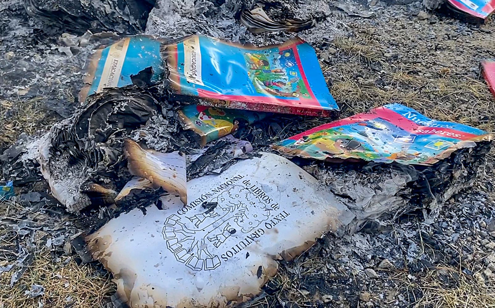 Detalle de libros de texto quemados por padres y madres indígenas hoy, en el municipio de San Cristóbal de las Casas en el estado de Chiapas (México). EFE/Carlos López 