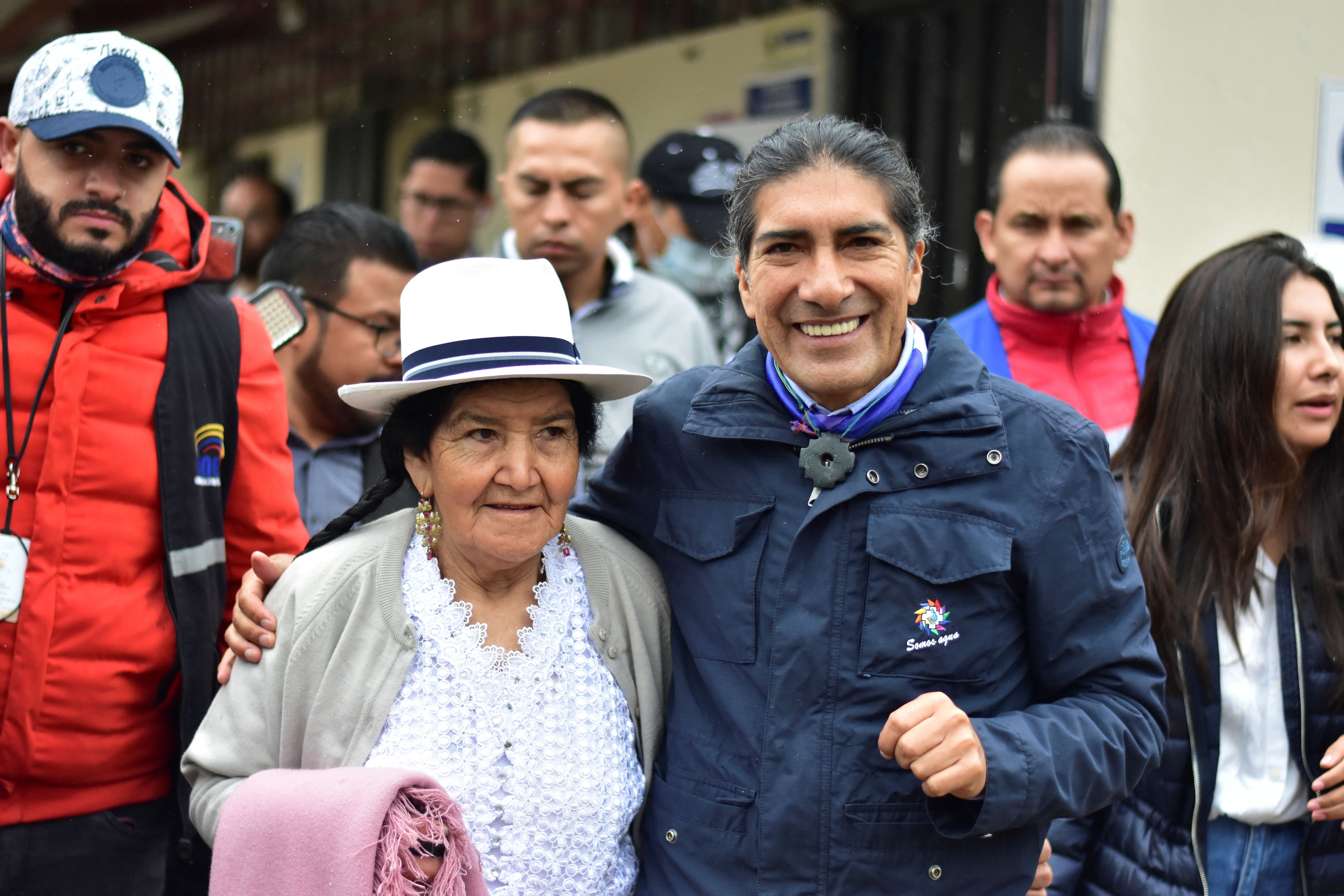 Yaku Pérez y su madre en un centro de votación en Cuenca (via Reuters)