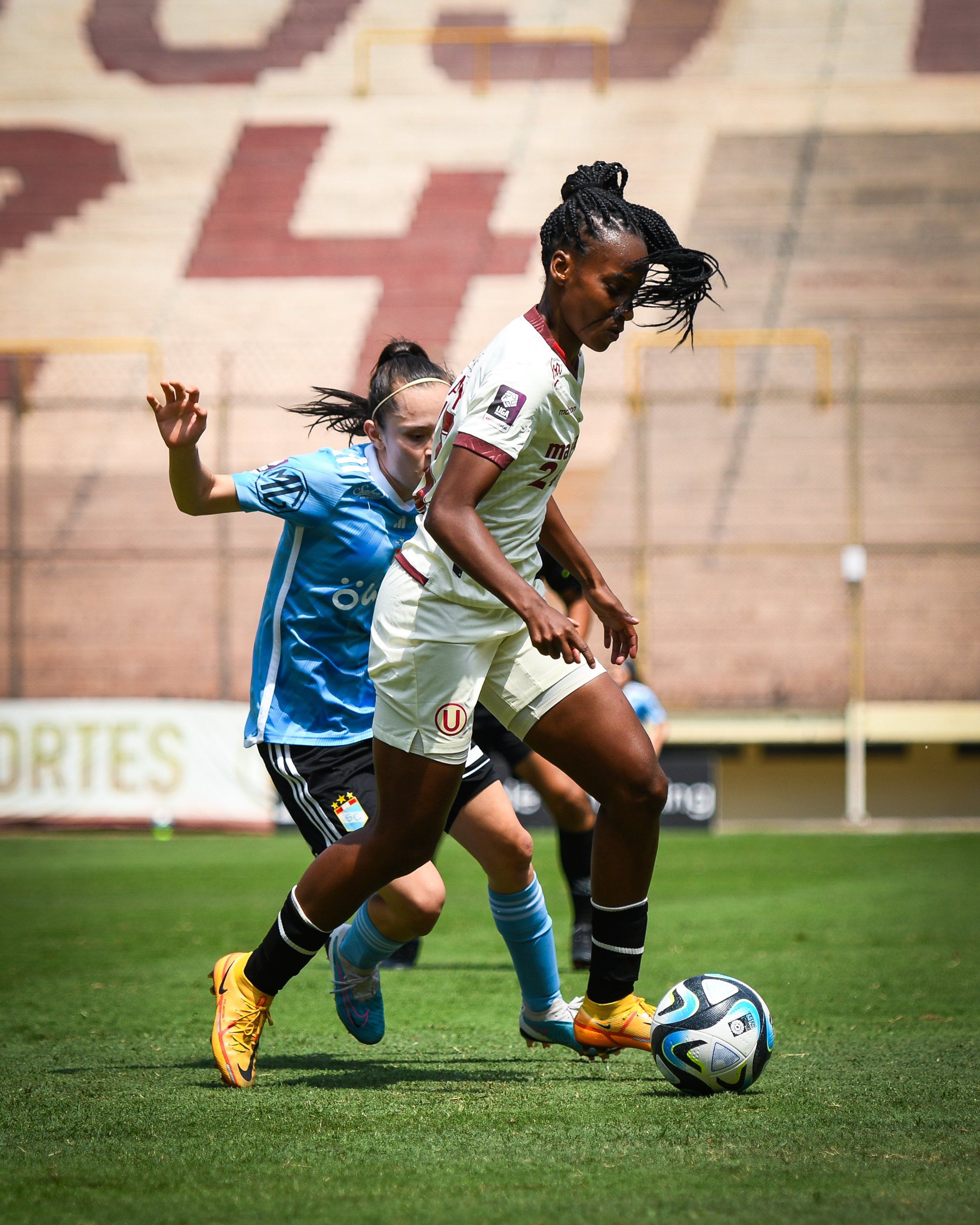 Universitario vs Sporting Cristal por Liga Femenina.