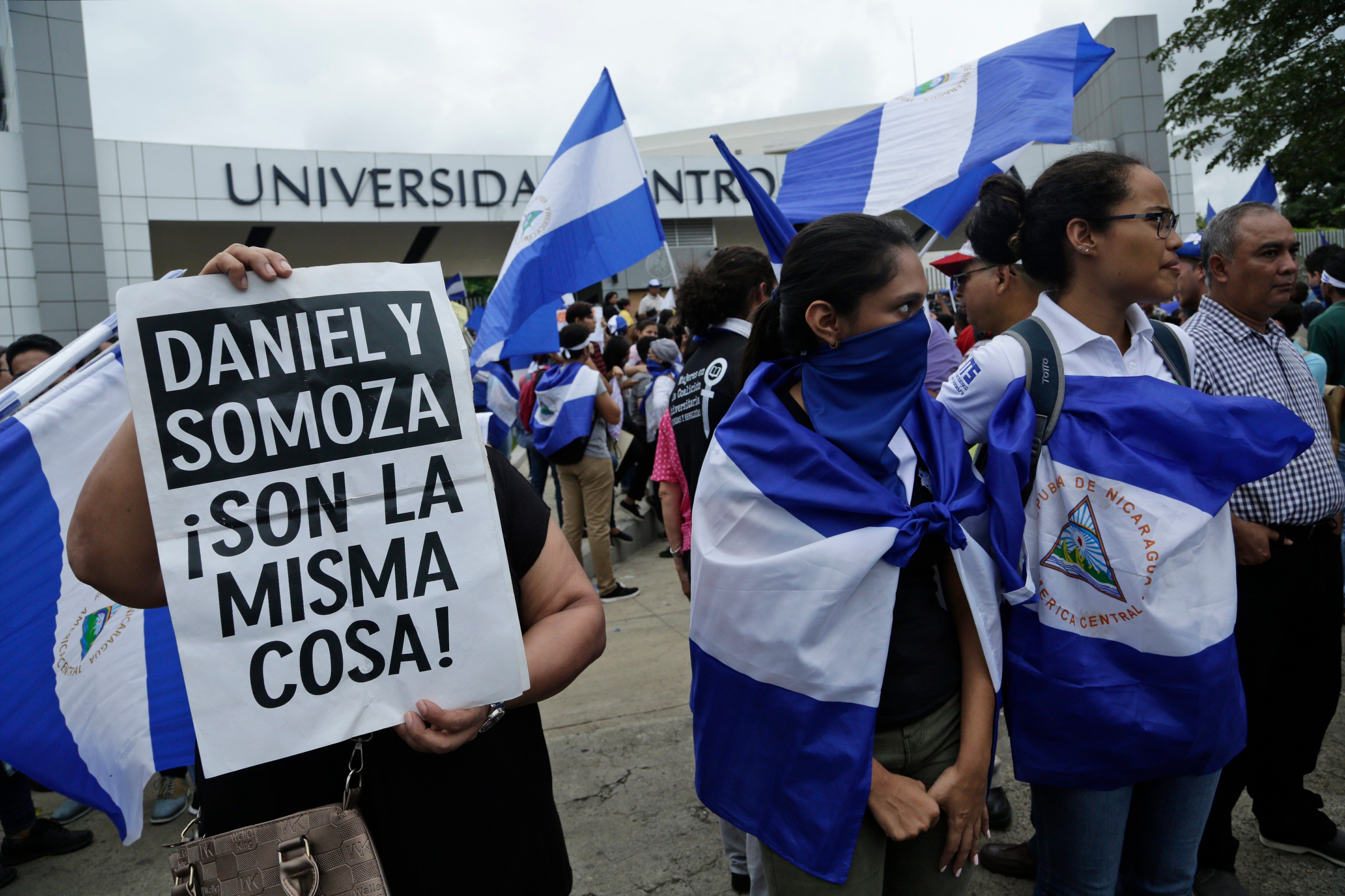 ARCHIVO - Manifestantes protestan fuera de la jesuita Universidad Centroamericana de Nicaragua, UCA (AP Foto/Arnulfo Franco, Archivo)