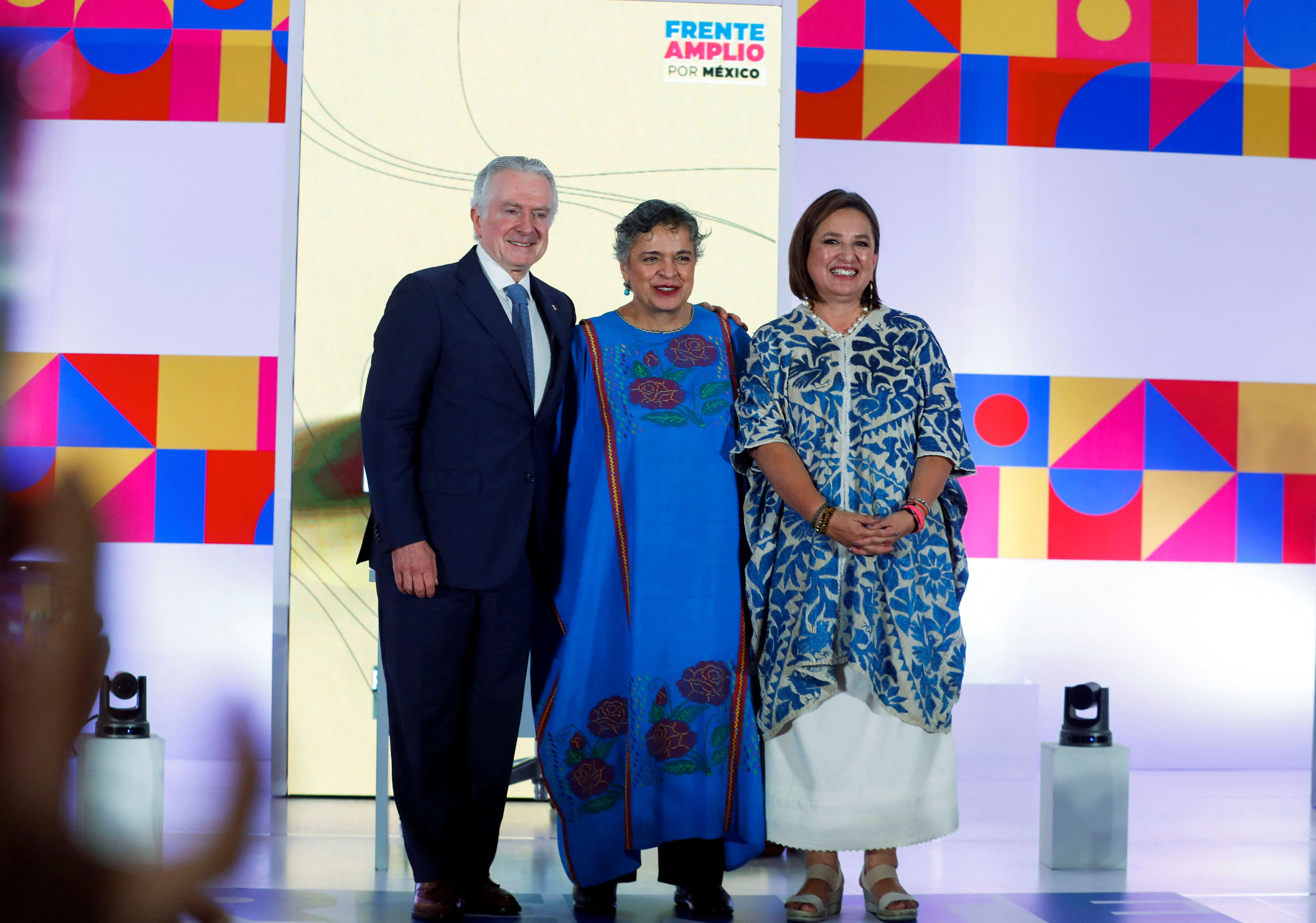 Former Mexican Senator Xochitl Galvez poses for a picture with Santiago Creel and Beatriz Paredes during a private event as she pursues the Frente Amplio por Mexico opposition alliance's candidacy for the 2024 presidential election, in Monterrey, Mexico August 19, 2023. REUTERS/Daniel Becerril