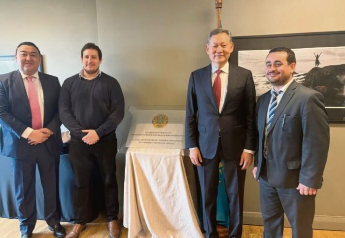 Kazajstán nombra cónsul honorario en Uruguay y estrecha relaciones con la llegada de su vicecanciller