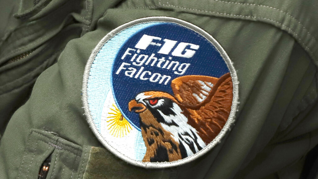 El significado de los parches y pañuelos del Programa F-16 de la Fuerza Aérea Argentina