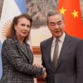 Escándalo diplomático la canciller argentina, Diana Mondino, fue calificada de racista: por su comentario“son chinos, son todos iguales”
