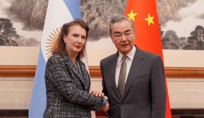 Escándalo diplomático la canciller argentina, Diana Mondino, fue calificada de racista: por su comentario“son chinos, son todos iguales”