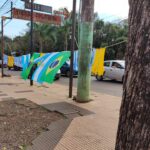 Pasión por el futbol: comenzó la venta callejera de camisetas y banderas en Iguazú