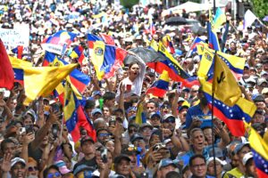 Oficialismo utiliza redes militares para campaña de Maduro