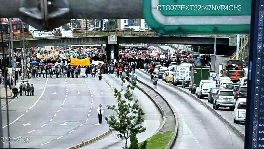 Colombia | Marchas Descontroladas Paralizan parte del sistema TransMilenio: Retrasos y Cierres Enfurecen a Miles de Usuarios