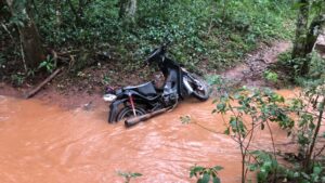 Cayo «Catatau», escapaba de los investigadores a bordo de una moto robada que la arrojó al cauce del arroyo Mbocay