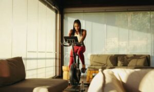 Bajar de peso haciendo cardio: ¿cuánto tiempo debes estar arriba de una bicicleta fija para adelgazar?