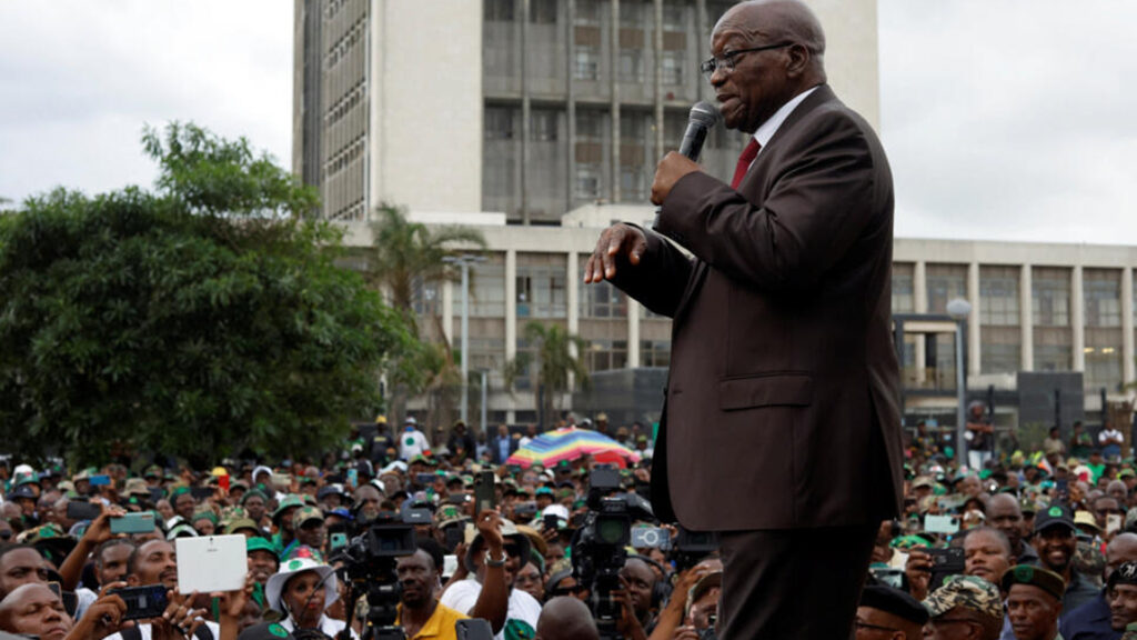 Jacob Zuma, el polémico expresidente sudafricano que tiene la llave de la gobernabilidad del país