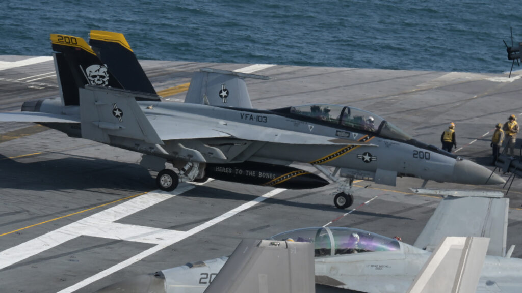 ¿Cuáles son los aviones de combate que operan desde USS “George Washington”?