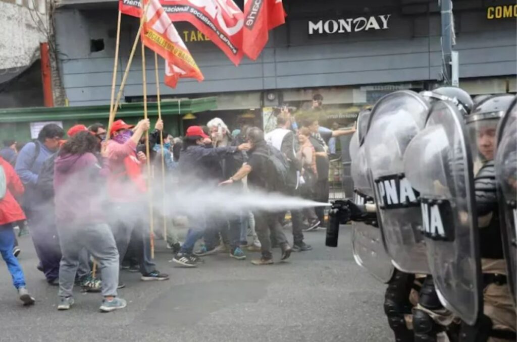Represión y Ley Bases: Bullrich ordena disparar gases y balas de goma contra manifestantes