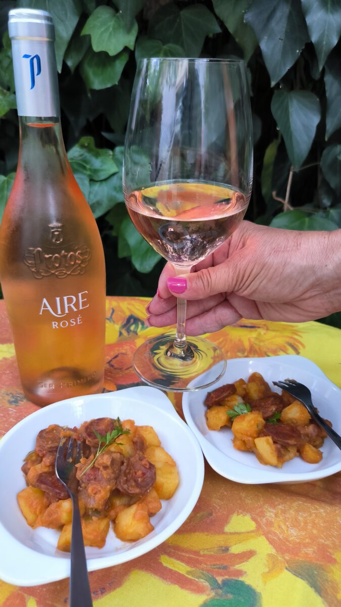 Patatas guisadas con chorizo, un clásico en forma de tapa, acompañadas con vino Aires Rosé de Protos