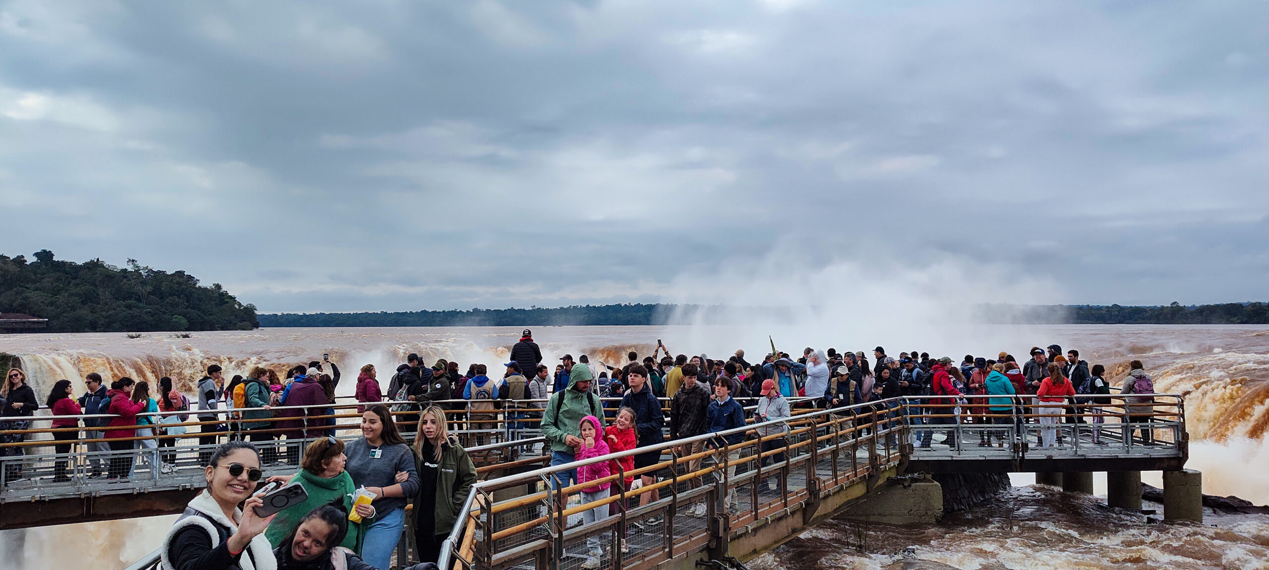 Garganta del Diablo: muchos turistas optaron por caminar para ver el salto más Imponente