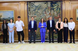 La Reina de España recibe a jóvenes de escasos recursos ganadores de las becas universitarias que entregan BBVA, Bancamía y la Fundación Microfinanzas BBVA