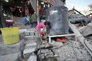 Israel ultima a 30 palestinos en escuela que albergaba a desplazados