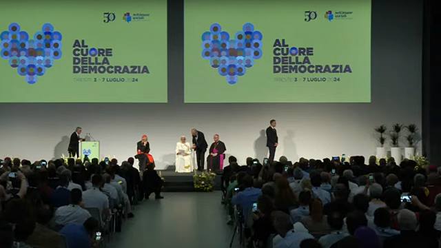 Trieste: el Papa lamenta la mala salud de la democracia y critica el consumismo y el asistencialismo