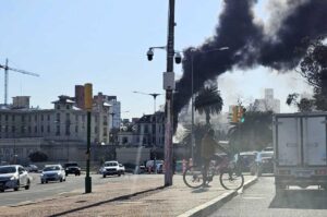 Se incendió el edificio del Mercosur: Columnas de humo, evacuados y ardua labor de los bomberos
