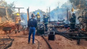 Humilde familia queda sin nada tras el incendio de su casa en Caaguazú