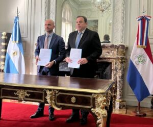 PARAGUAY Y ARGENTINA FIRMARON HISTÓRICO PACTO DE “CIELOS ABIERTOS”