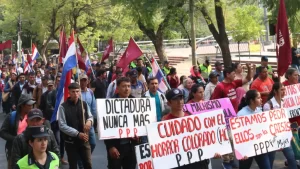 Ciudadanos protestan contra el presidente paraguayo Santiago Peña