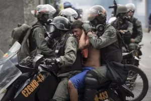 Madre de joven con síndrome orgánico cerebral pide su liberación entre lágrimas