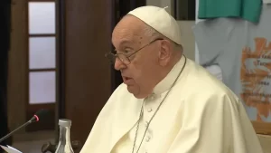 El papa Francisco insta a los movimientos sociales a seguir luchado a favor de los pobres