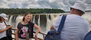 Intenso movimiento y largas filas dentro del Parque Nacional Iguazú.