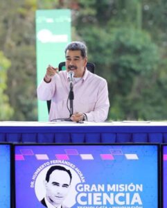 Maduro invitó a la juventud a asumir el poder del conocimiento